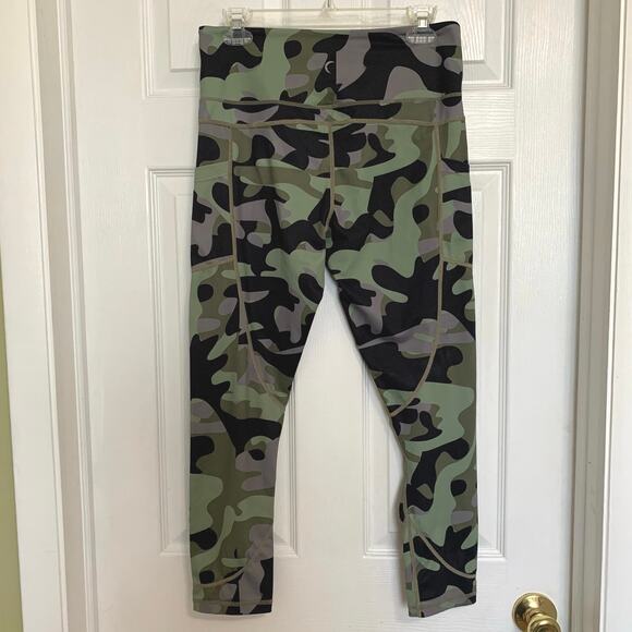 Zyia green camo print cropped leggings size 2 - Picture 3 of 8